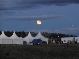 La nuit tombe sur l'aire de course